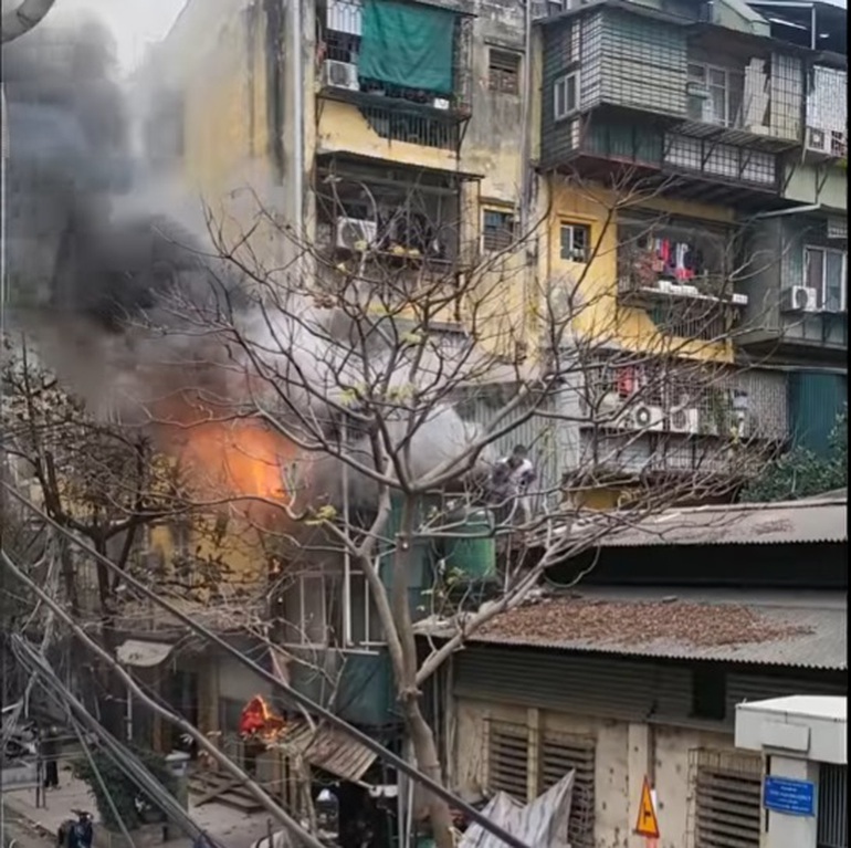 Cháy lớn ở Hà Nội. Giây phút kinh hoàng và ” Người Hùng “