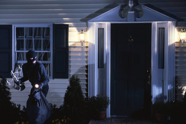 Ban đêm được xem là thời gian “lý tưởng” cho những hành vi trộm cắp, cướp tài sản…