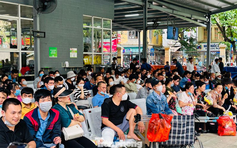Lưu lượng người ra vào bệnh viện luôn ở mức cao và khó kiểm soát tuyệt đối