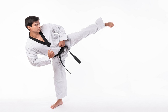 Khi học những tư thế võ cơ bản cần có sự hướng dẫn và kiểm soát từ người có chuyên môn