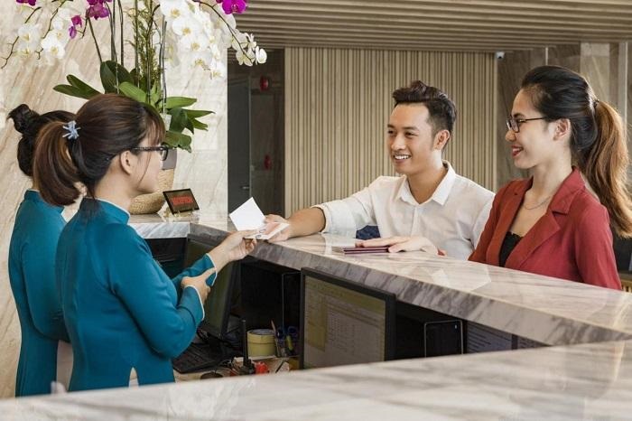 Hoạt động đón tiếp và kiểm soát khách ra vào tại khách sạn, minh họa nhu cầu thuê công ty bảo vệ phường Cửa Nam